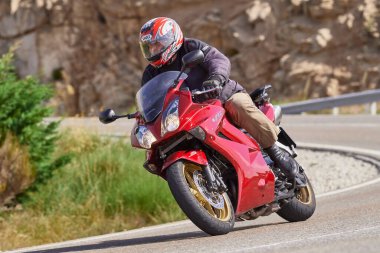 Ağustos 202 'de İspanya' nın Avila ilindeki Navalmoral limanında yüksek hızda dolaşan motosikletçi