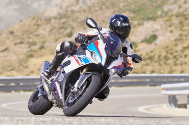 Ağustos 202 'de İspanya' nın Avila ilindeki Navalmoral limanında yüksek hızda dolaşan motosikletçi