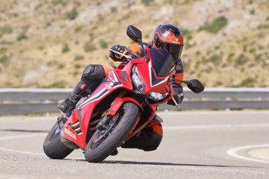 Ağustos 202 'de İspanya' nın Avila ilindeki Navalmoral limanında yüksek hızda dolaşan motosikletçi