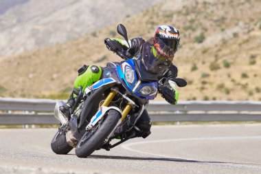 Ağustos 202 'de İspanya' nın Avila ilindeki Navalmoral limanında yüksek hızda dolaşan motosikletçi