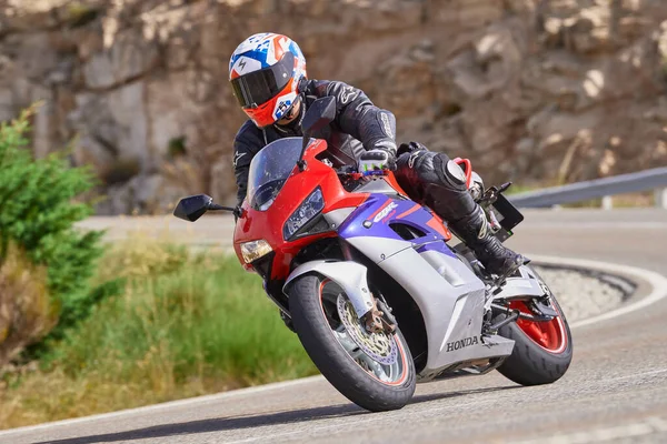 Ağustos 202 'de İspanya' nın Avila ilindeki Navalmoral limanında yüksek hızda dolaşan motosikletçi