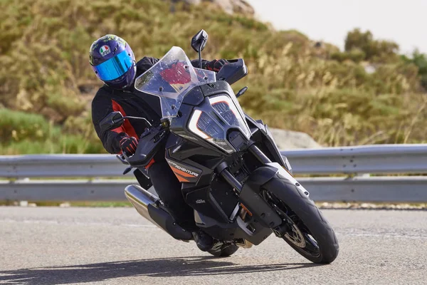 Motociclista Alta Velocidade Circulando Pelo Porto Navalmoral Província Avila Espanha — Fotografia de Stock