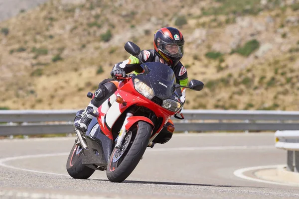 Motorradfahrer Mit Hoher Geschwindigkeit Durch Den Hafen Von Navalmoral Der — Stockfoto