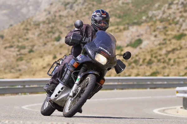 Motocyklista Dużą Prędkością Poruszający Się Przez Port Moralny Prowincji Avila — Zdjęcie stockowe
