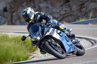 202 yılının Eylül ayı boyunca, Avila ilindeki Navalmoral limanında motorsikletçi araçla birlikte dolaşıyordu.