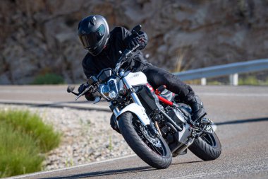 202 yılının Eylül ayı boyunca, Avila ilindeki Navalmoral limanında motorsikletçi araçla birlikte dolaşıyordu.