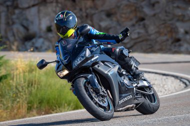 202 yılının Eylül ayı boyunca, Avila ilindeki Navalmoral limanında motorsikletçi araçla birlikte dolaşıyordu.