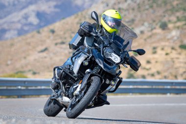 202 yılının Eylül ayı boyunca, Avila ilindeki Navalmoral limanında motorsikletçi araçla birlikte dolaşıyordu.