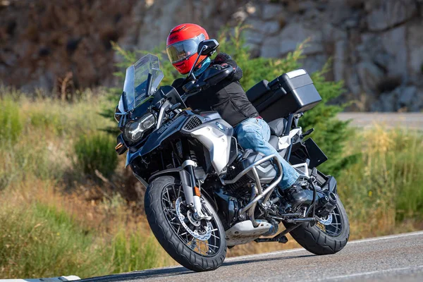 Motorradfahrer Der Mit Dem Fahrzeug Durch Den Hafen Von Navalmoral — Stockfoto