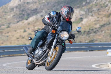 Motosikletli köşede eğleniyor. Fotoğraf 202 Ekiminde İspanya 'nın Avila limanında çekildi.