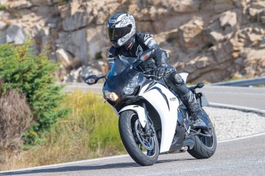 Motosikletli köşede eğleniyor. Fotoğraf 202 Ekiminde İspanya 'nın Avila limanında çekildi.