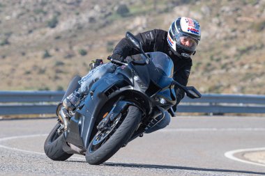 Motosikletli köşede eğleniyor. Fotoğraf 202 Ekiminde İspanya 'nın Avila limanında çekildi.