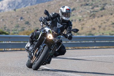 Motosikletli köşede eğleniyor. Fotoğraf 202 Ekiminde İspanya 'nın Avila limanında çekildi.