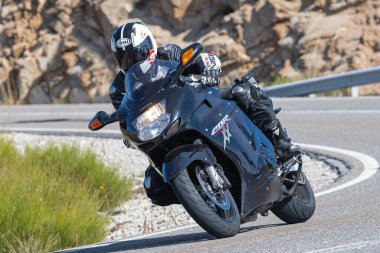 Motosikletli köşede eğleniyor. Fotoğraf 202 Ekiminde İspanya 'nın Avila limanında çekildi.