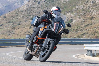 Motosikletli köşede eğleniyor. Fotoğraf 202 Ekiminde İspanya 'nın Avila limanında çekildi.