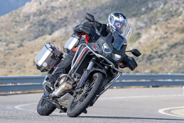 Motosikletli köşede eğleniyor. Fotoğraf 202 Ekiminde İspanya 'nın Avila limanında çekildi.