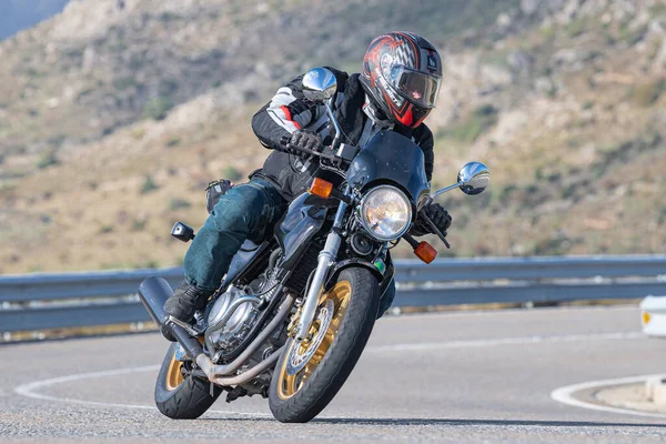 Motosikletli köşede eğleniyor. Fotoğraf 202 Ekiminde İspanya 'nın Avila limanında çekildi.