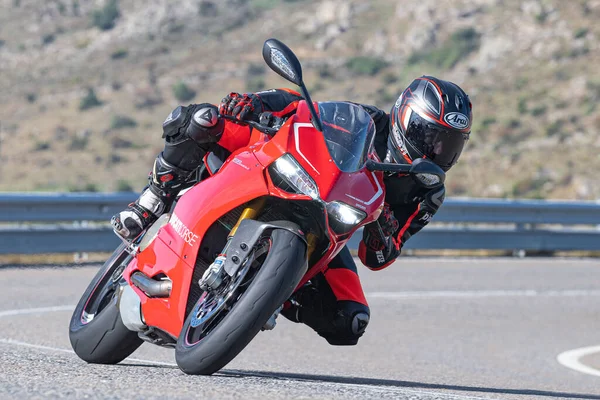 Motosikletli köşede eğleniyor. Fotoğraf 202 Ekiminde İspanya 'nın Avila limanında çekildi.