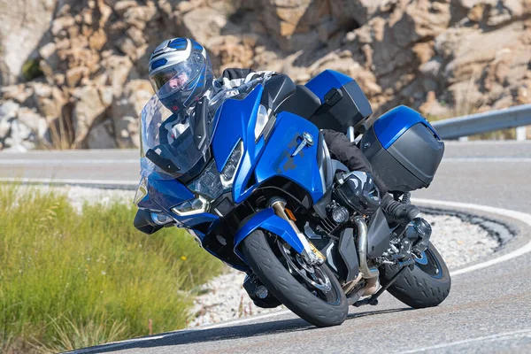 Motociclista Desfrutando Sua Bicicleta Canto Fotografia Tirada Porto Navalmoral Avila — Fotografia de Stock