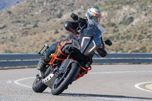 Motociclista Godendo Sua Moto Angolo Fotografia Scattata Nel Porto Navalmoral — Foto Stock