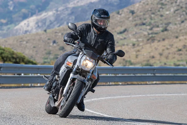 Motocyklista Užívá Kolo Rohu Fotografie Pořízená Přístavu Navalmoral Avila Španělsko Royalty Free Stock Fotografie