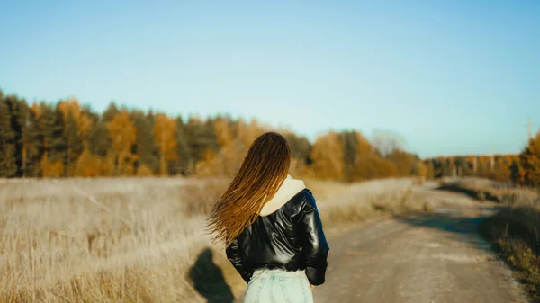 Femme Est Auto Stop Sur Fond Route Voyages — Photo