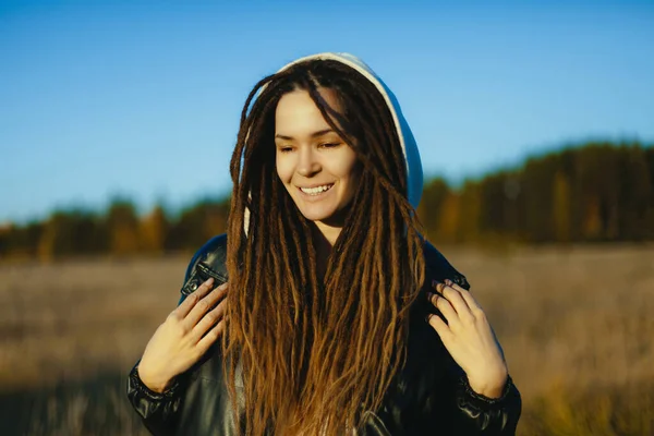 Vrouw Lachend Achtergrond Van Natuur Prachtig Lachen Natuur — Stockfoto