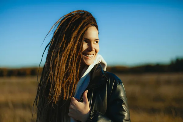 Mujer Sonriendo Fondo Naturaleza Precioso Sonríe Naturaleza —  Fotos de Stock