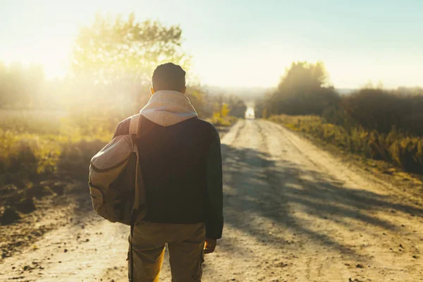 Hombre Está Haciendo Autostop Fondo Carretera Viajes Imágenes de stock libres de derechos