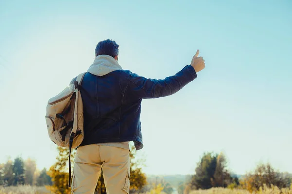 Hombre Está Haciendo Autostop Fondo Carretera Viajes Fotos de stock