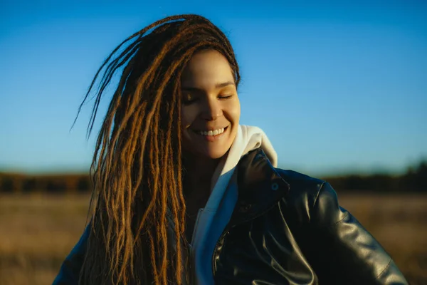 Mujer Sonriendo Fondo Naturaleza Precioso Sonríe Naturaleza Imagen de stock