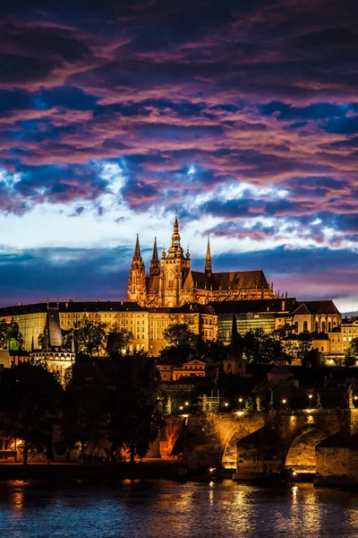Vista de la Catedral de San Vito en Praga por la noche Fotos de stock