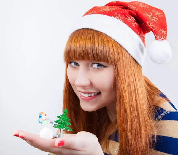 Vackra leende flicka med en julgran Stockbild