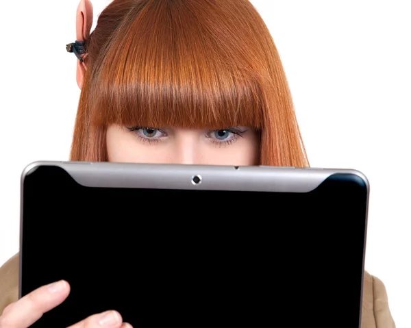 Ung affärskvinna tittar på TabletPC Stockfoto