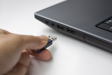 Laptop içine takılı usb götürmek