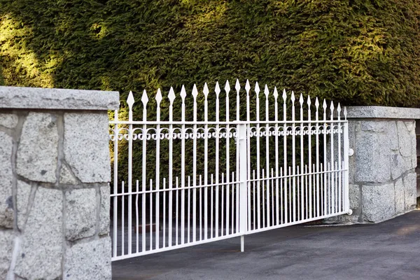 Regal white metal gate — Stock fotografie