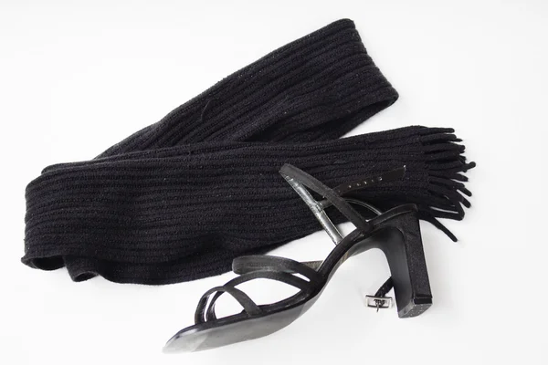 Sciarpa nera e scarpa con tacco alto — Foto Stock