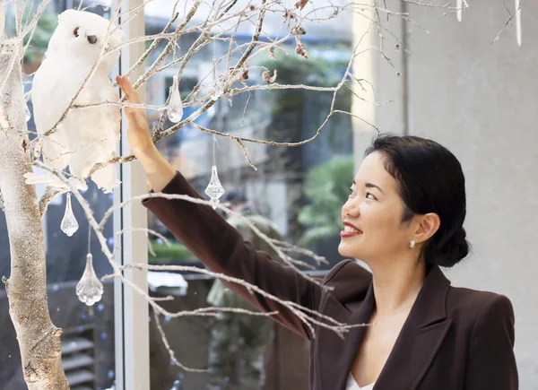 Hübsche asiatische Dame bewundert Schnee Eule Anzeige — Stockfoto