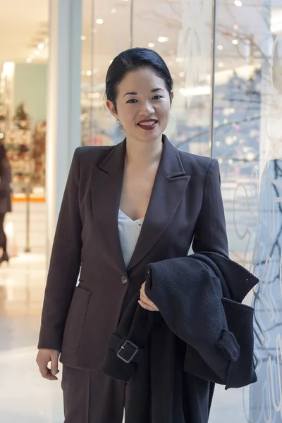 Bastante asiático señora navidad compras centro - frente —  Fotos de Stock