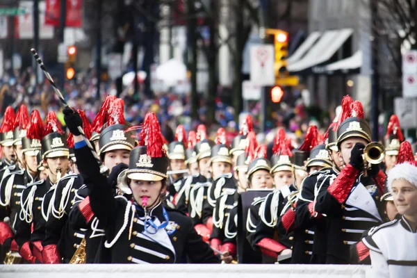 Marching band op santa claus parade - vancouver — Stockfoto