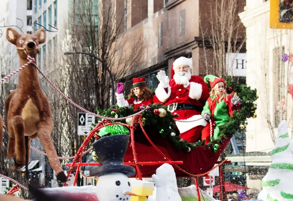 Santa Claus en el desfile de Navidad en el centro —  Fotos de Stock