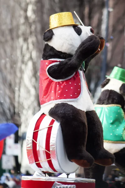 Αρκούδα, κάθεται στο τύμπανο που στην παρέλαση των Χριστουγέννων — Φωτογραφία Αρχείου