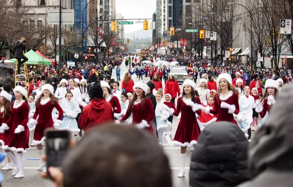 Jolies santas au défilé de Noël — Photo