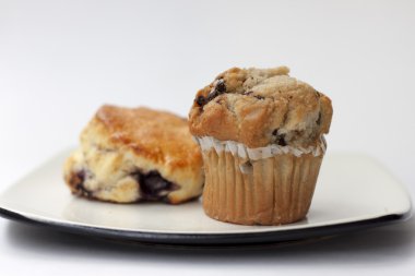 böğürtlenli kek ve kurabiye plaka üzerinde