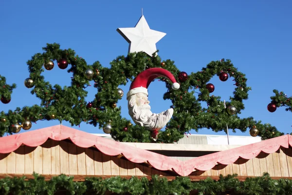 Decoración de Santa y acebo en la feria de Navidad —  Fotos de Stock