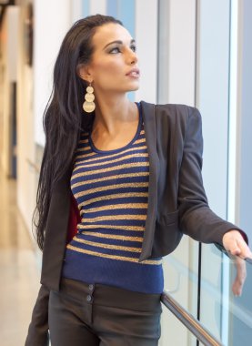 koridor pencereden dışarı bakan içinde duran kadın