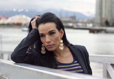 dirsek raiingl mesafe içine bakan kadın