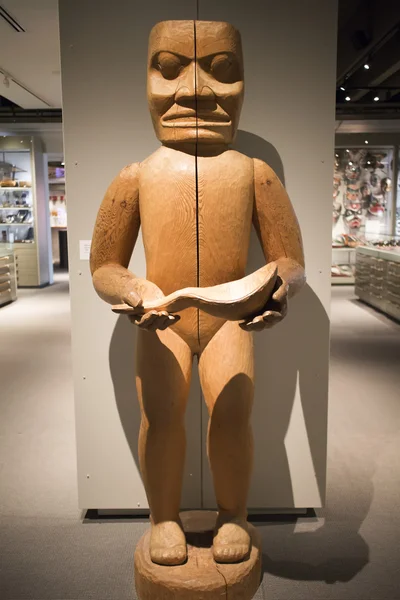 Trä människofigur med sked på museum of anthropology — Stockfoto