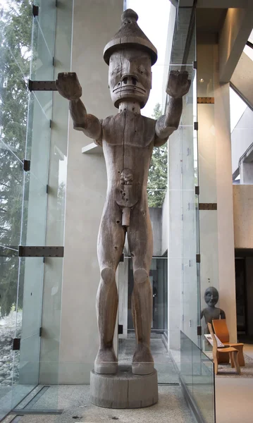 Carpintaria figura humana gigante no museu de antropologia — Fotografia de Stock