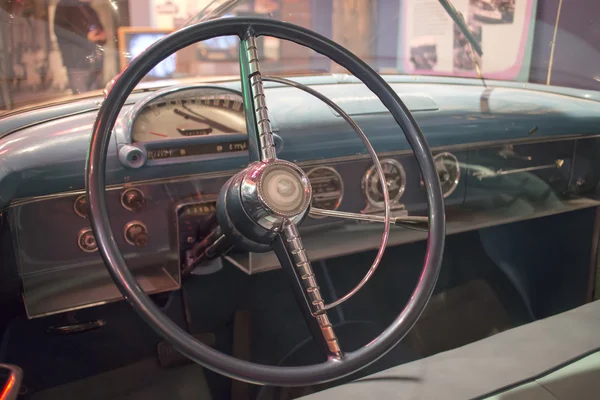 Steering wheel and dashboard from fifties automobile — Stock Photo, Image
